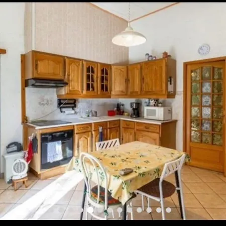 Feuillade Ancien Partagé Séjour chez l'habitant *